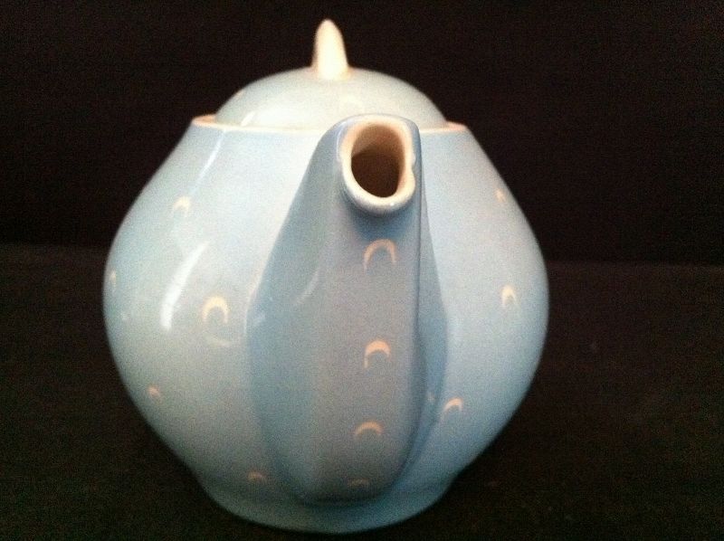 SUSIE COOPER, A RARE KESTRAL SHAPED TEA FOR TWO SIZE TEAPOT IN THE